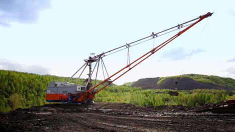 excavadora minera en un terreno montañoso