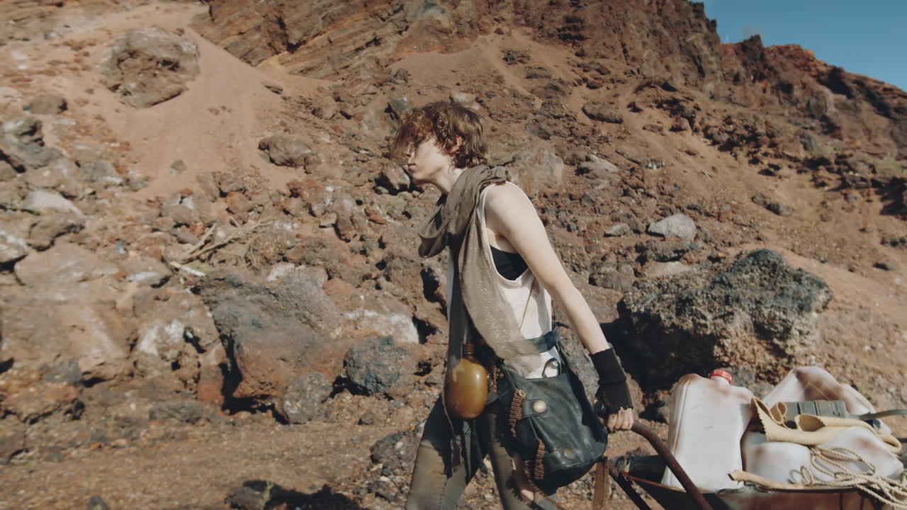 포스트 아포칼립스 세계 에서 마차 를 끌고 있는 여자