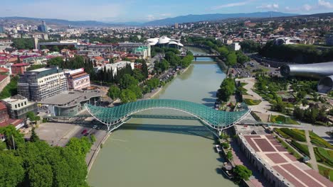 aéreo: arquitectura moderna del puente de tbilisi en georgia, puente icónico de la paz