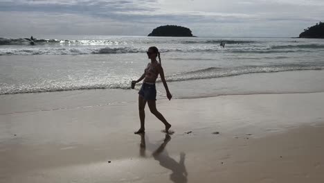 una mujer disfrutando de un día en la playa.