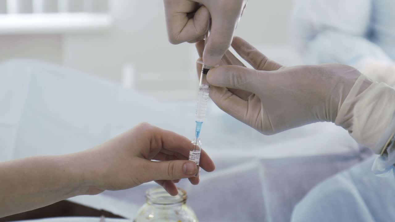 la administración de una inyección