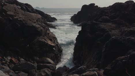 Olas-Formándose-Y-Luego-Rompiendo-A-Través-De-Un-Túnel-De-Rocas-En-Ucluelet