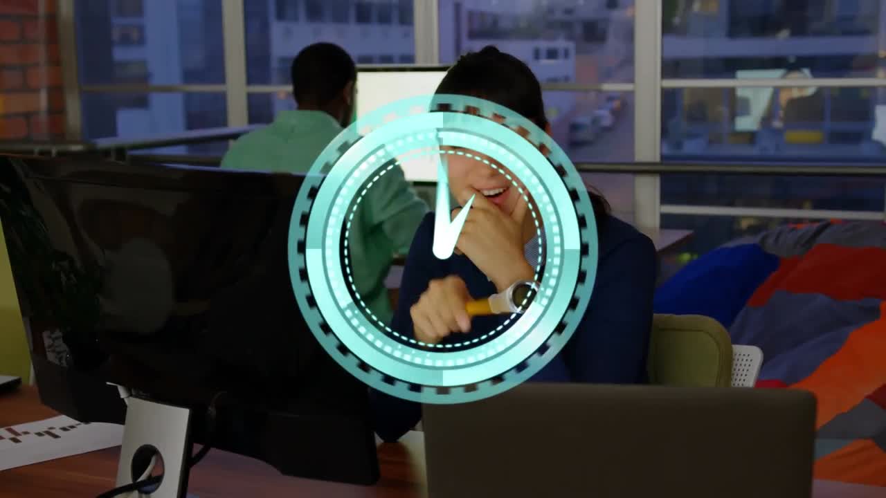 animación de un reloj que se mueve rápido sobre una mujer de negocios usando una computadora