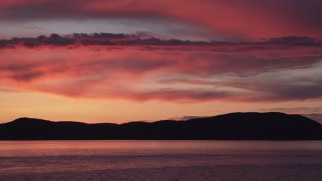 Siluetas-De-Montaña-De-La-Isla-De-Madrigueras-Vistas-Desde-El-Parque-De-Washington-En-Anacortes,-Washington