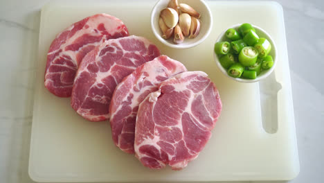 Cuello-De-Cerdo-Fresco-Crudo-O-Cuello-De-Cerdo-A-Bordo-Con-Ingredientes-Para-Marinar