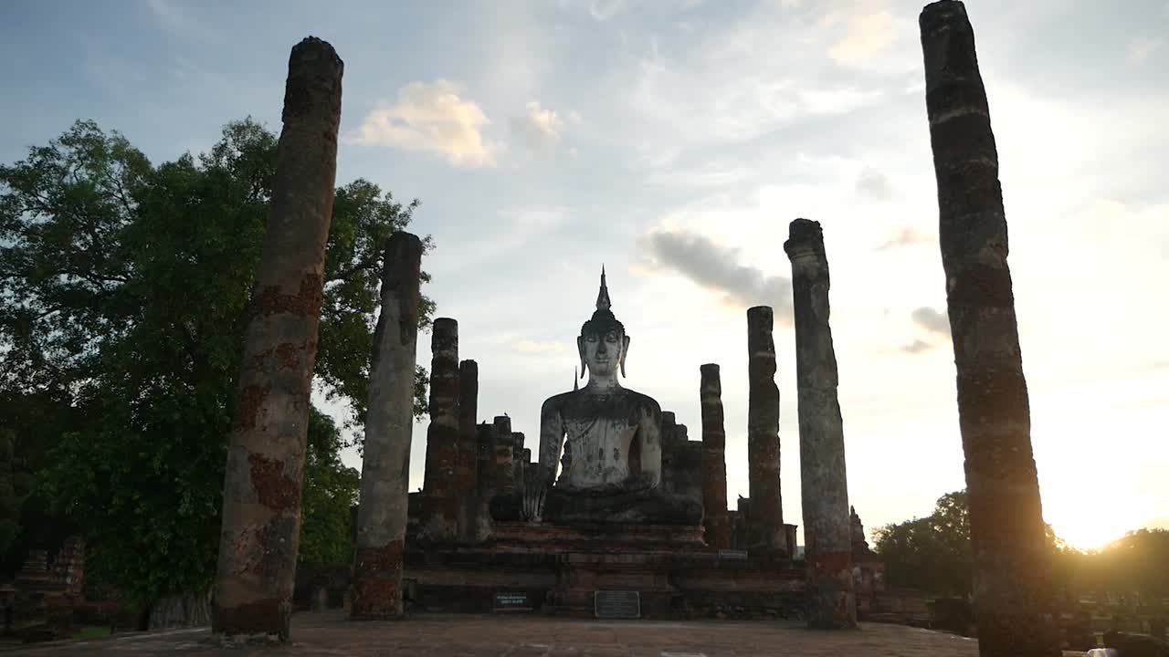 antiguo budismo de sukhothai en el parque histórico de sukhothai provincia de sukhothai, tailandia filmada con panasonic lumix gh5, panasonic 12-35 f2