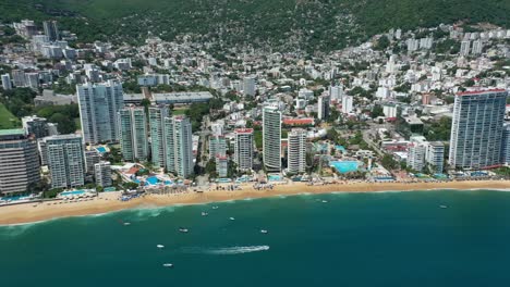 Hiper-Lapso-Aéreo-De-La-Hermosa-Playa-De-La-Ciudad-De-México-Estableciendo-Una-Toma-En-El-Día