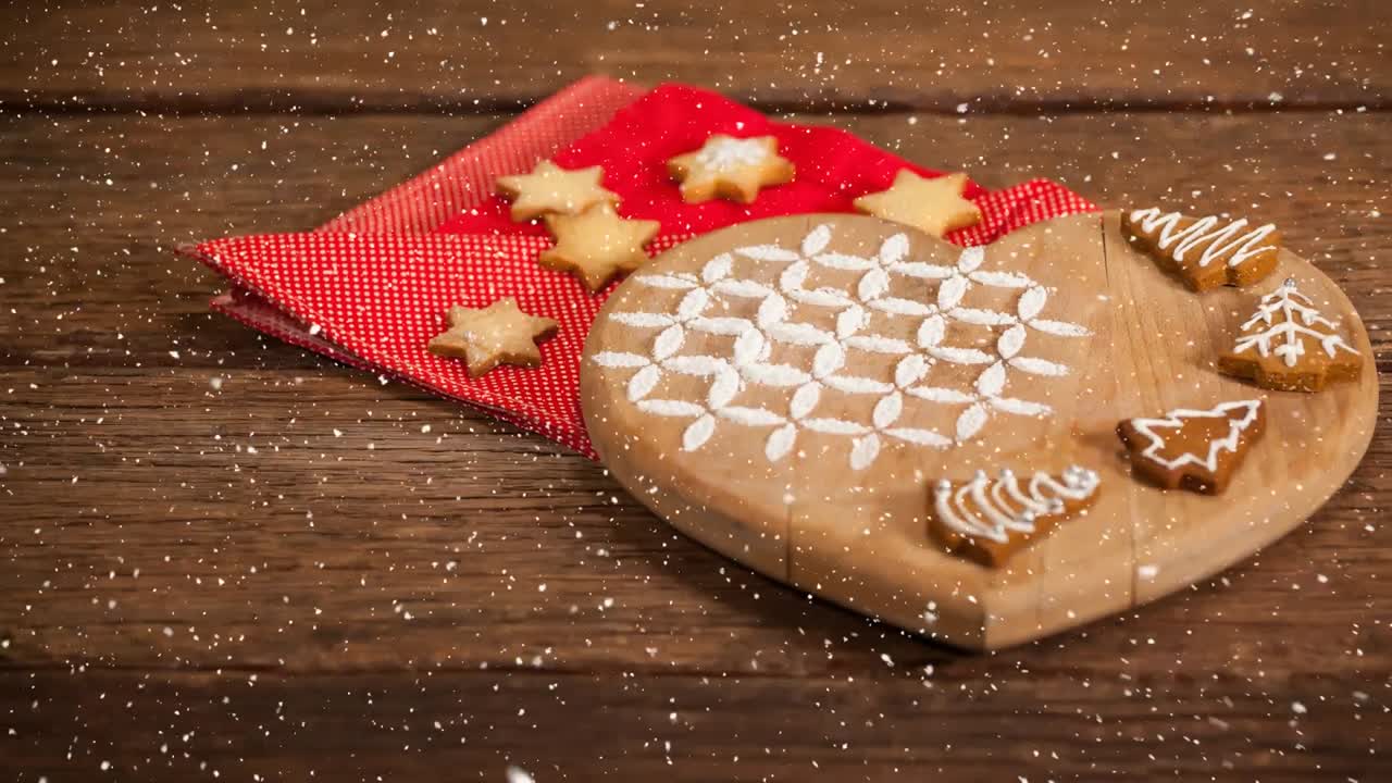 Fallender Schnee mit Weihnachtsplätzchen