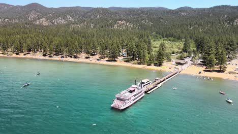 transbordador ms dixie ll en el muelle mientras un dron vuela en sentido contrario a las agujas del reloj desde la parte trasera del transbordador hacia el frente con el lago tahoe norte como fondo