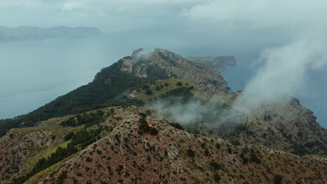 Vista-Aérea-De-Los-Louds-En-La-Cumbre-De-La-Montaña-Talaia-D&#39;Alcudia-En-Mallorca,-España.