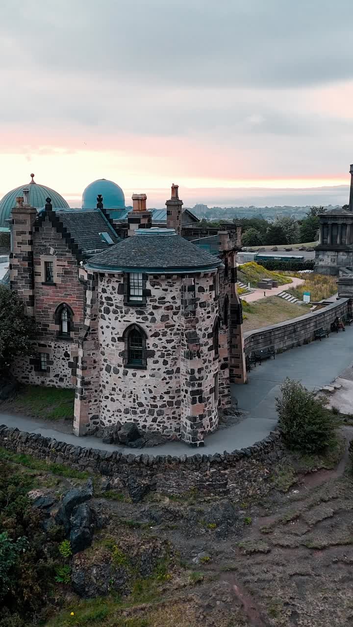 Edinburghin historiallisten maamerkkien ja maisemien tutkiminen ilmasta.