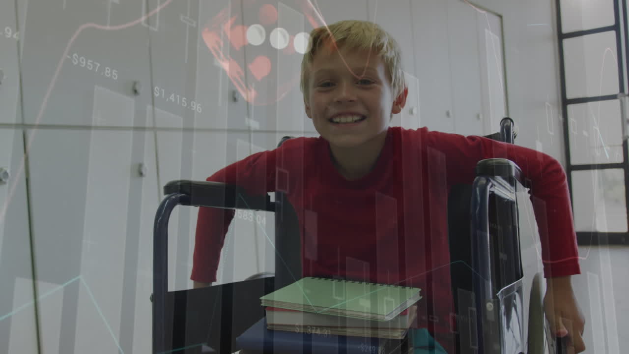 animación del procesamiento de datos sobre un niño caucásico en silla de ruedas sonriendo.