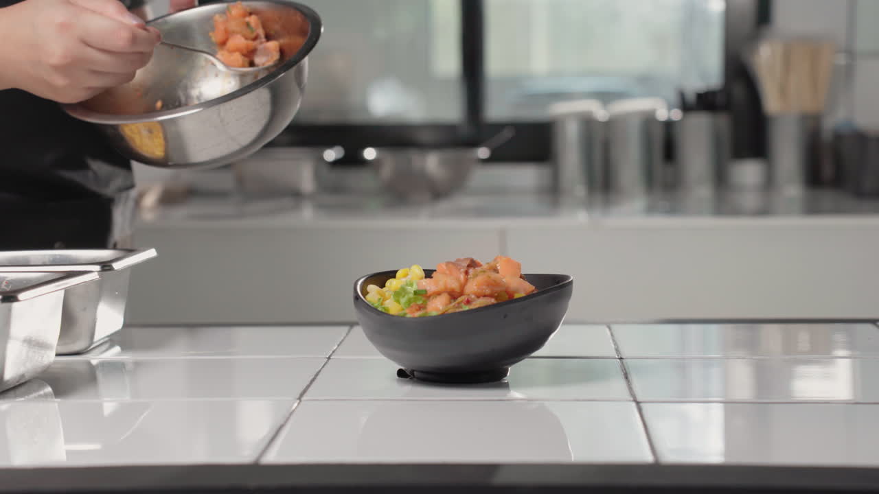 poke bowl cubierto con carne fresca de pescado crudo en la cocina