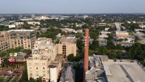 San-Antonio-Pearl-District-Luftaufnahme-Umkreisender-Backsteinturm,-Geschäfte-Und-Restaurants-Am-Morgen-Neben-Der-Flusspromenade-Mit-4K-Drohne