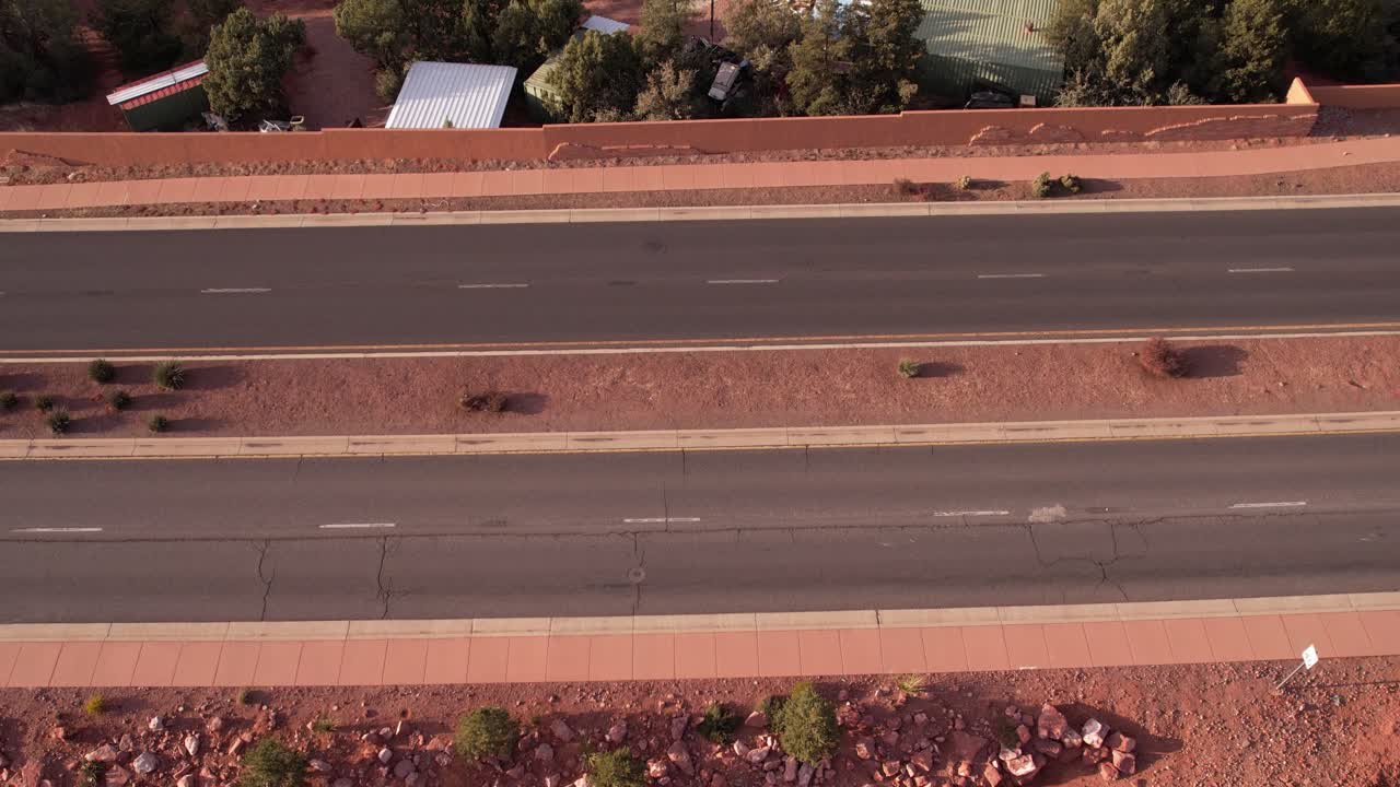 vista aérea de arriba hacia abajo del tráfico de la autopista por barrio residencial de sedona, arizona, estados unidos