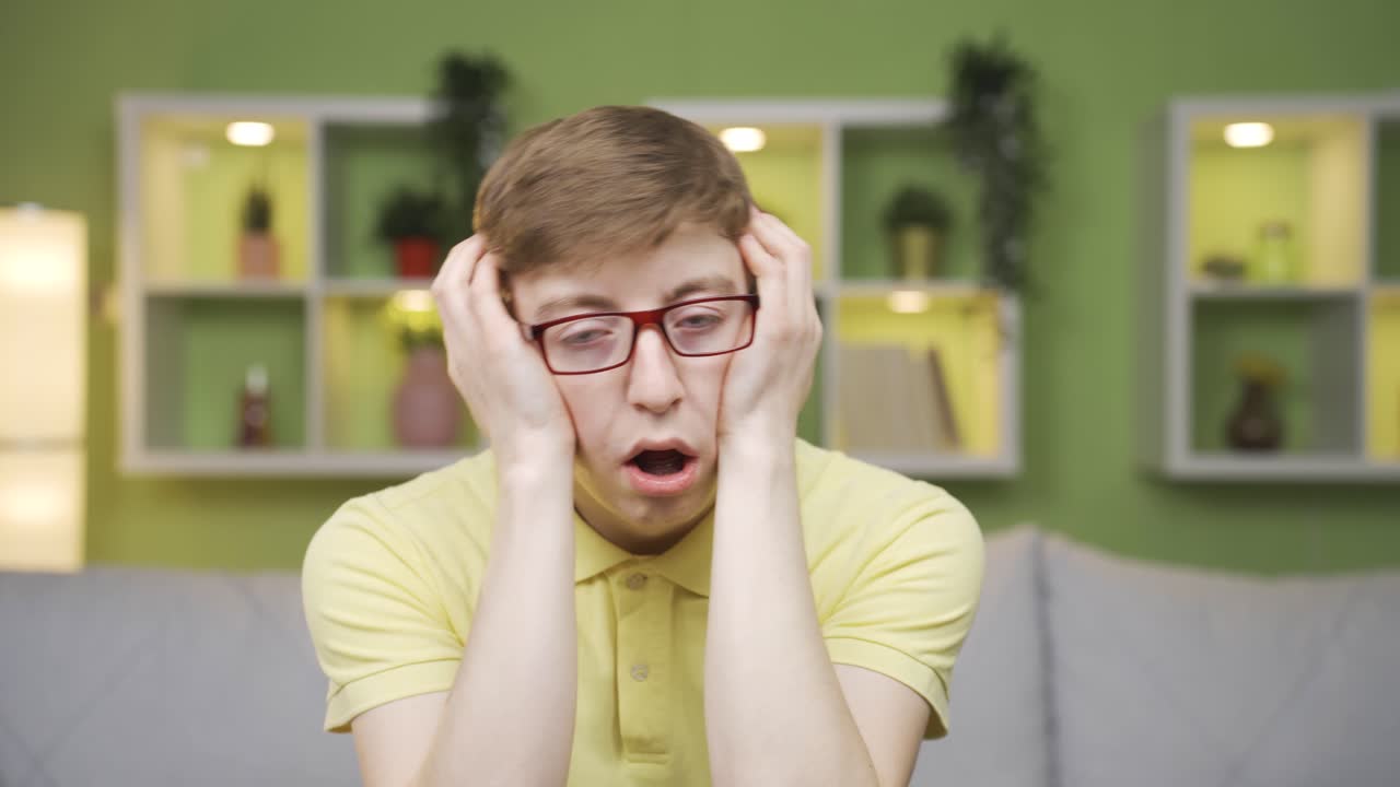 웃긴 충격을 받은 젊은이의 클로즈업 초상화.