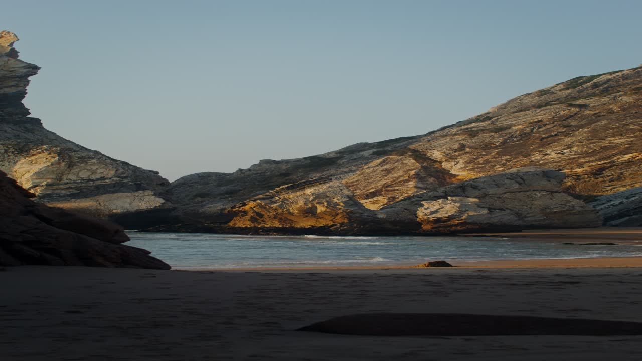 playa rocosa de la costa al atardecer o al amanecer
