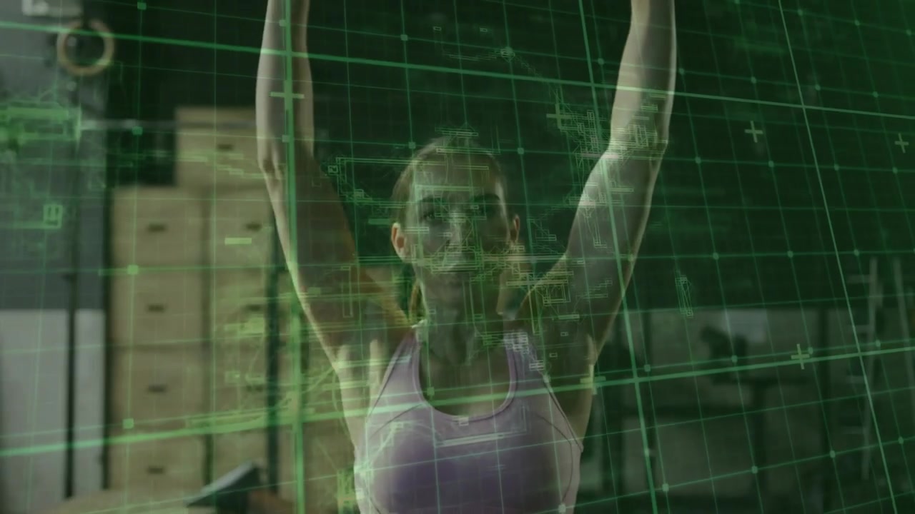 Mujer comenzando con los codos flexionados, levantando pesas por encima de la cabeza, cuadrícula verde superpuesta en la cara para fitness.