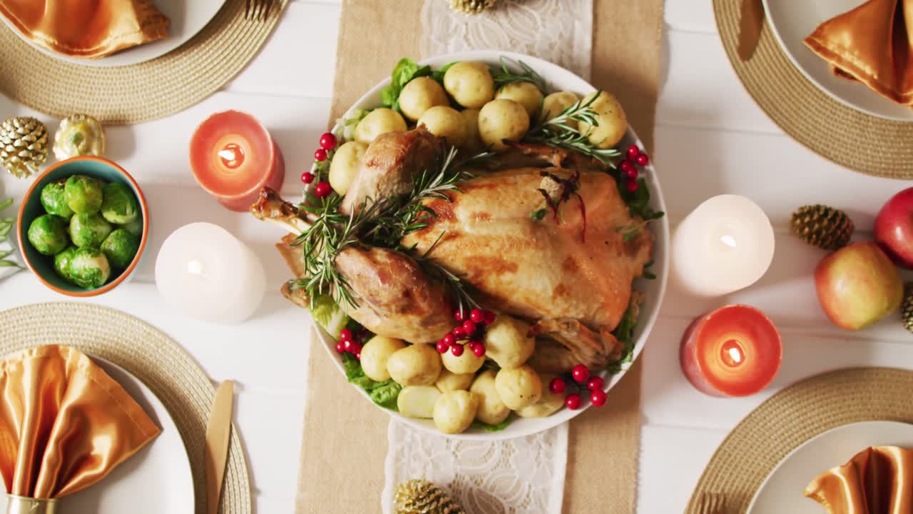 video de bandeja con pavo asado, velas, platos y mesa decorada para la cena de acción de gracias