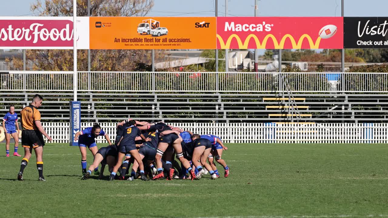 팀들은 역동적인 럭비 경기에서 경쟁합니다.