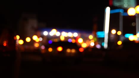 el tráfico de bokeh borroso en la carretera por la noche en una gran ciudad.