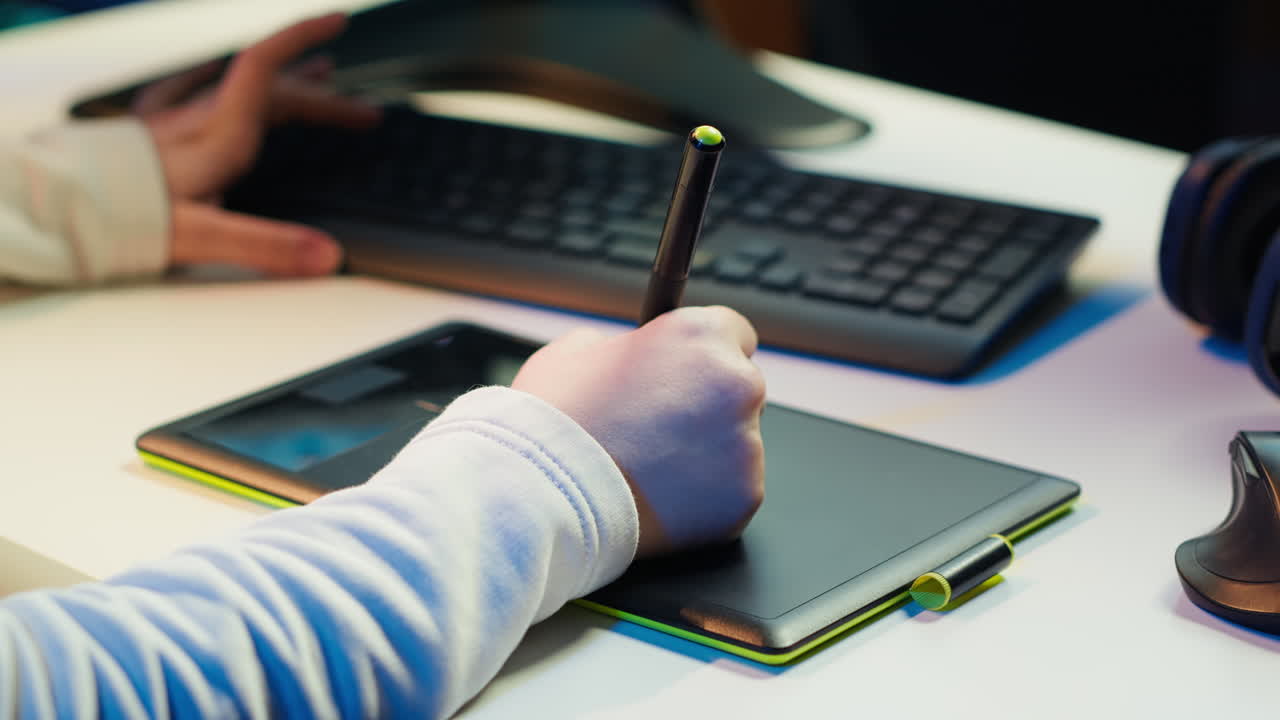 editor de fotos usando tableta gráfica para editar el equilibrio de colores, cerrar