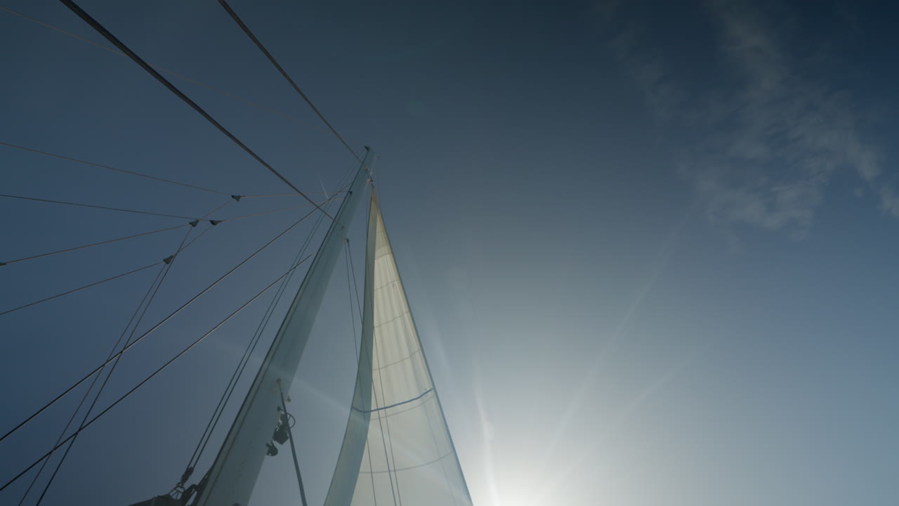 화창한 날 범선에서 펄럭이는 돛