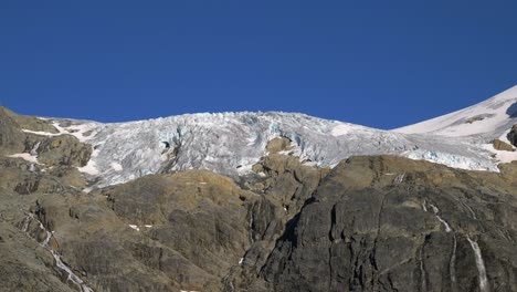 montañas desgarradas con glaciares en el parque provincial de joffre lakes cerca de pemberton en la columbia británica, canadá