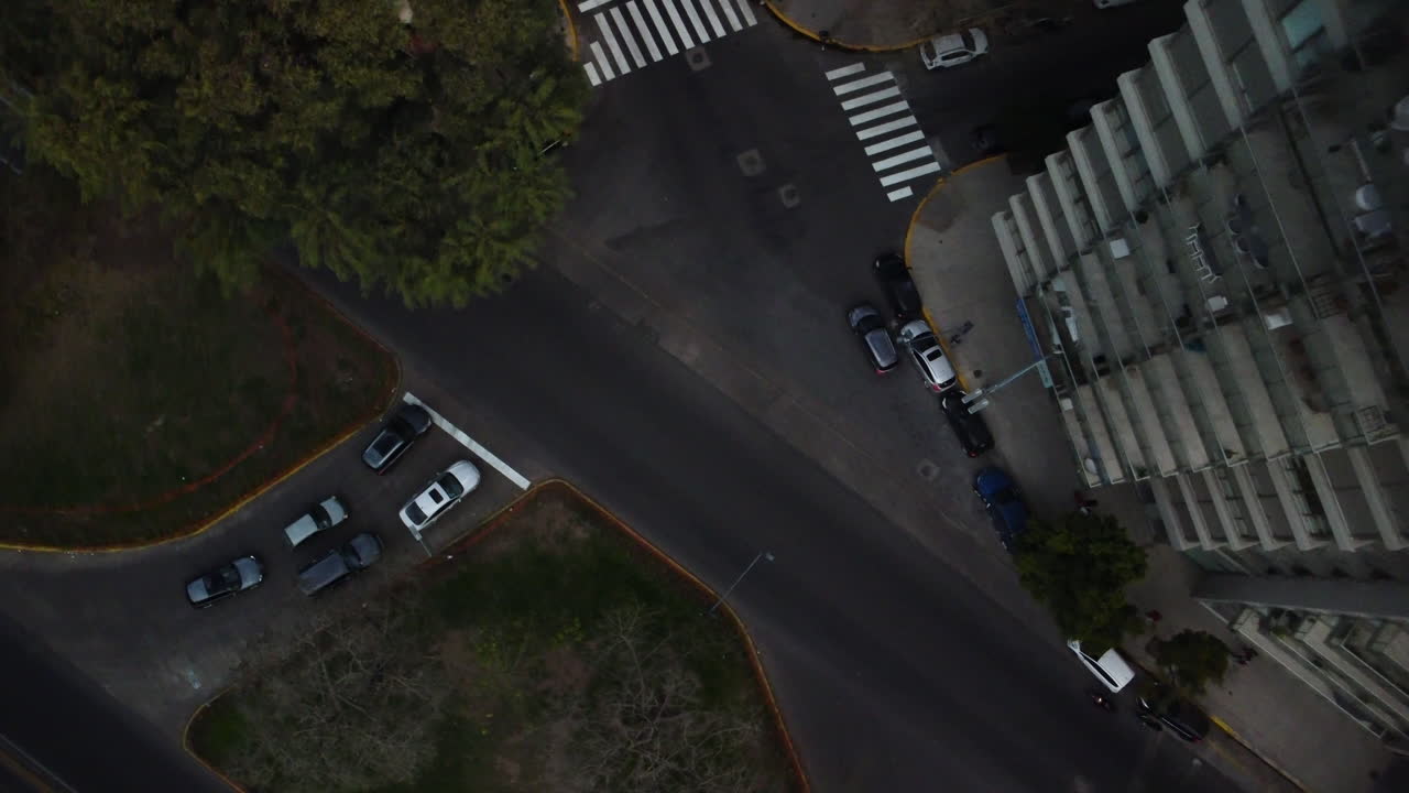 도로 교차로에서 드론이 날아오르고, 자동차가 다른 자동차에게 길을  ⁇ 고, 교통