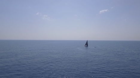 segelbootsegeln im blauen meerwasser und im klaren himmel für kopienraum