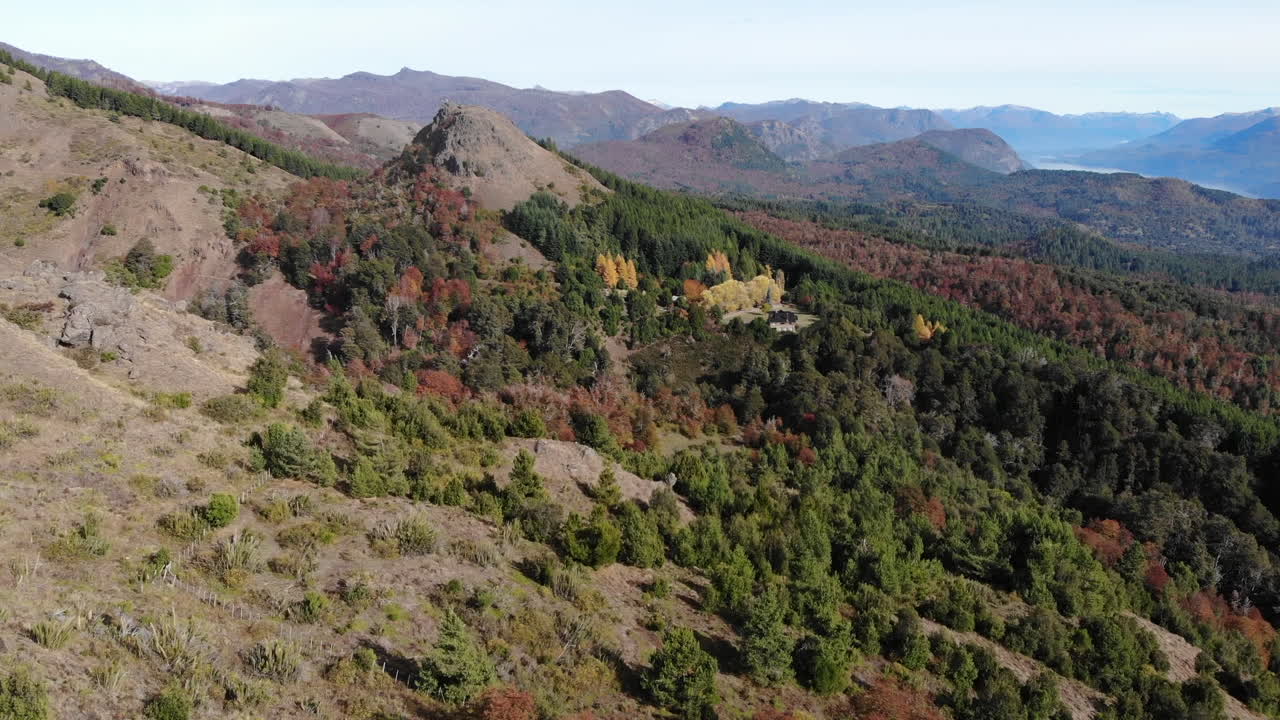 남미, 아르헨티나 - 광야에서 화창한 날 동안 파타고니아의 언덕 풍경 위로 공중 비행