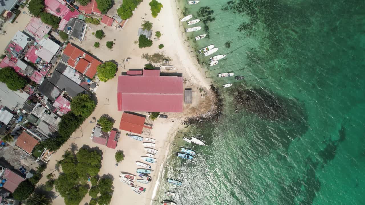 푸른 물 을 가진 해안 마을 의 모래 연안 에 정박 한 어선 들