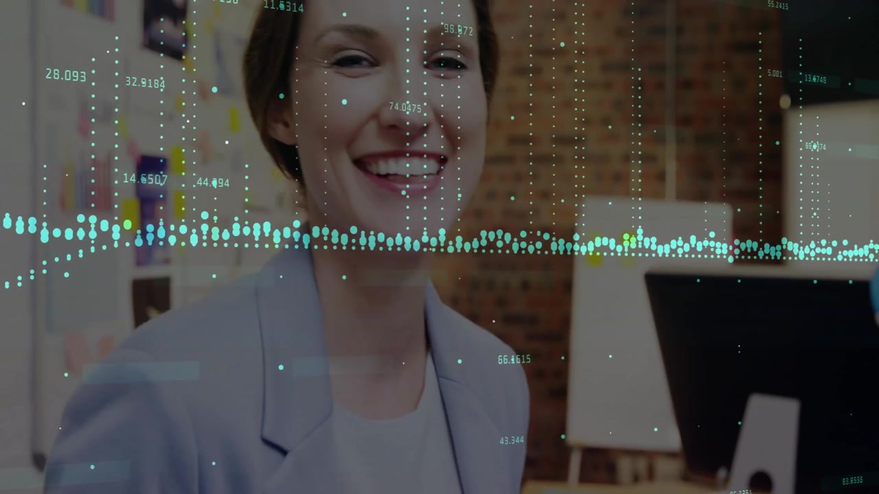 Donna che tocca lo schermo di un tablet, scorrendo la visualizzazione dei dati e rivelando grafici animati per l'analisi aziendale.