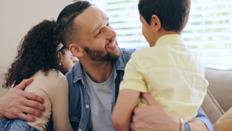 Amor,-Abrazo-O-Padre-Con-Hijos-En-Casa.