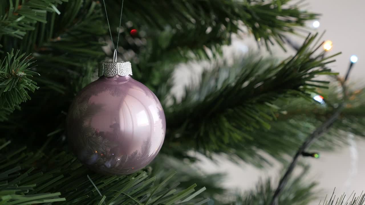 Adorno decorativo de cristal redondo de Nochevieja 4K 2160p 30fps Metraje UltraHD - Bola de árbol de Navidad brillante de color rosa claro Video UHD 3840x2160