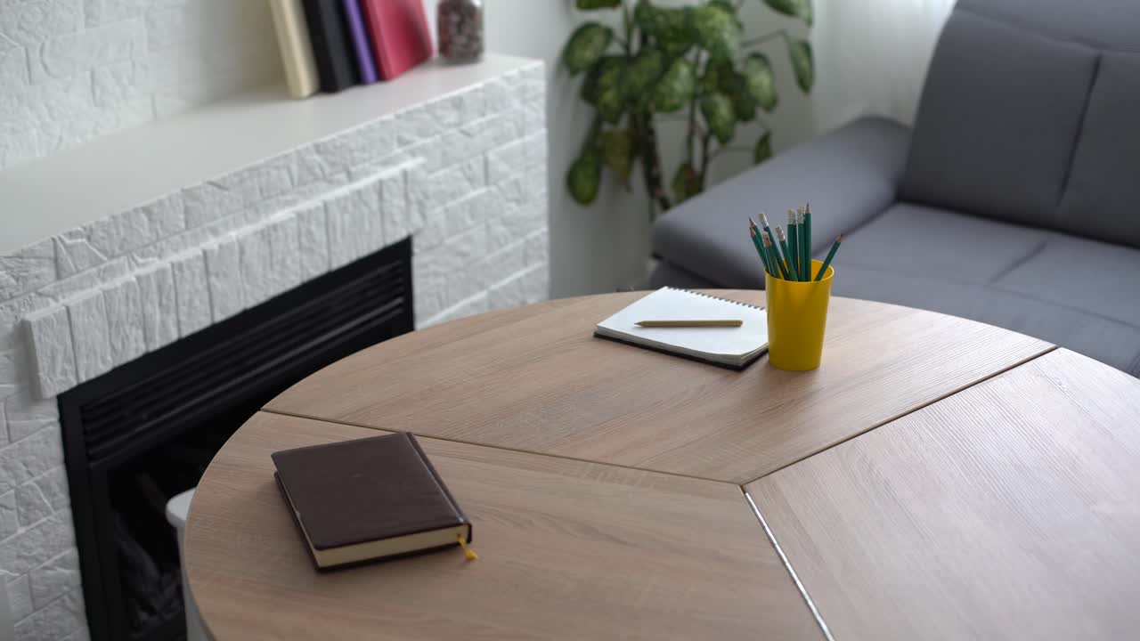papel en blanco y lápices en la mesa de madera.