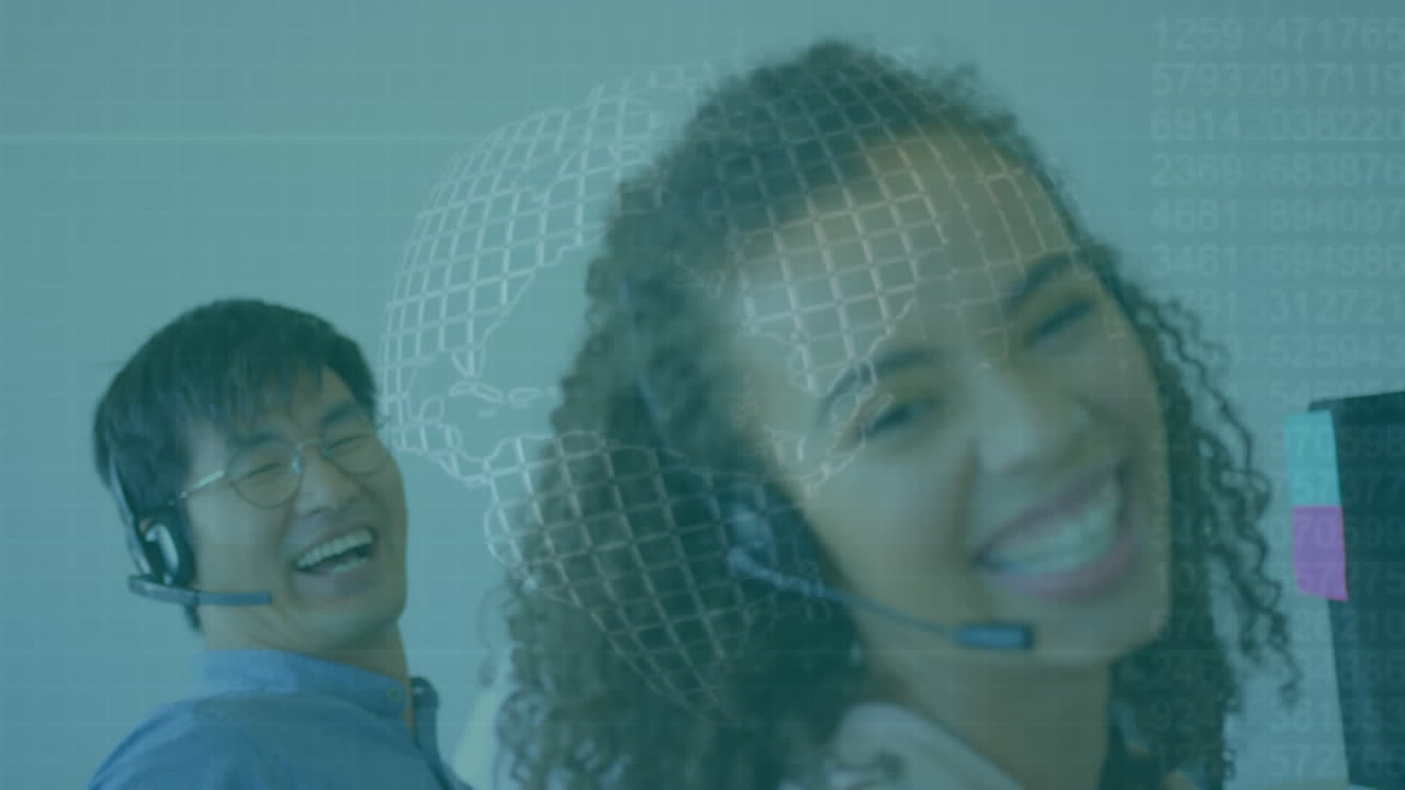el equipo del centro de llamadas multiétnico utiliza la tecnología sobre la animación del globo giratorio.