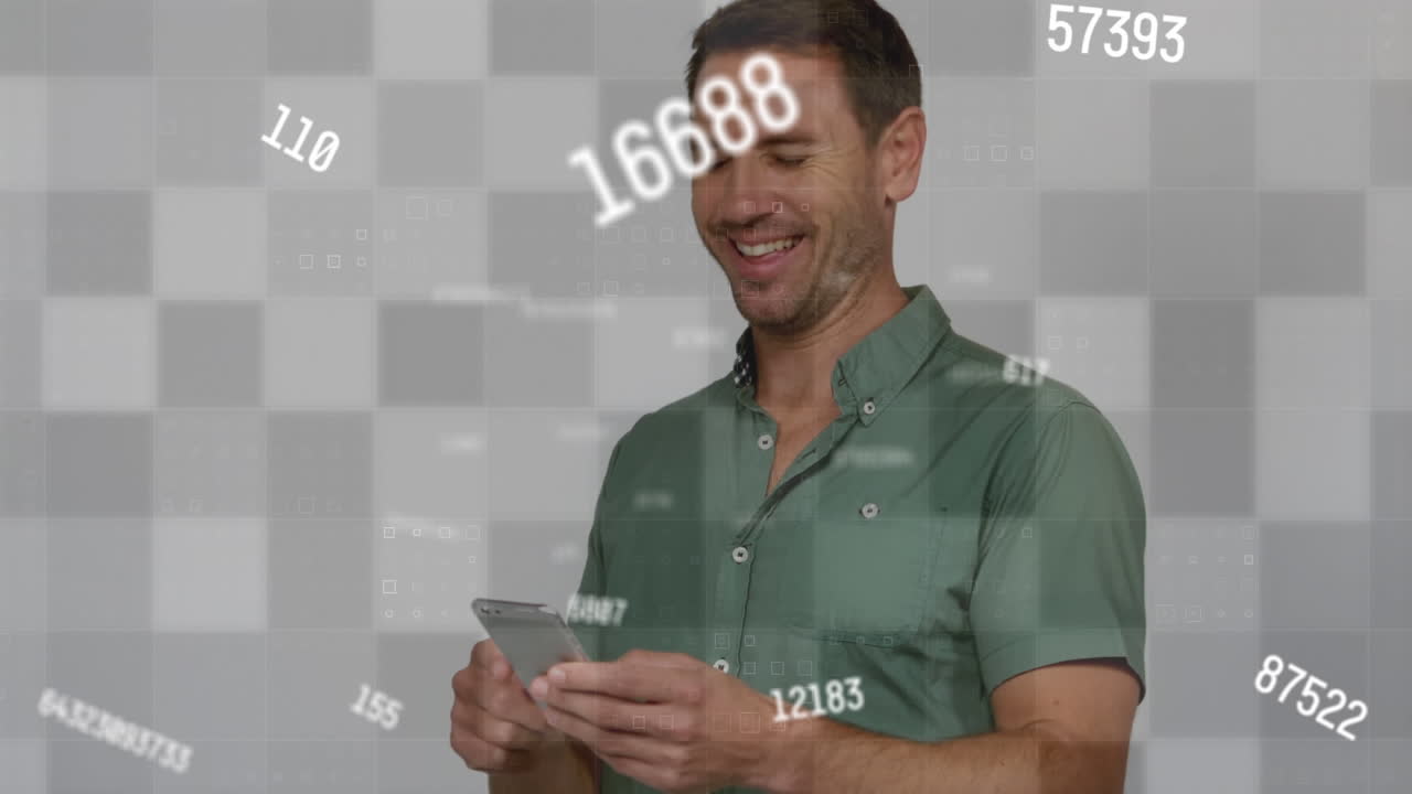 animación de múltiples números cambiantes sobre un hombre caucásico usando un teléfono inteligente contra un fondo gris.