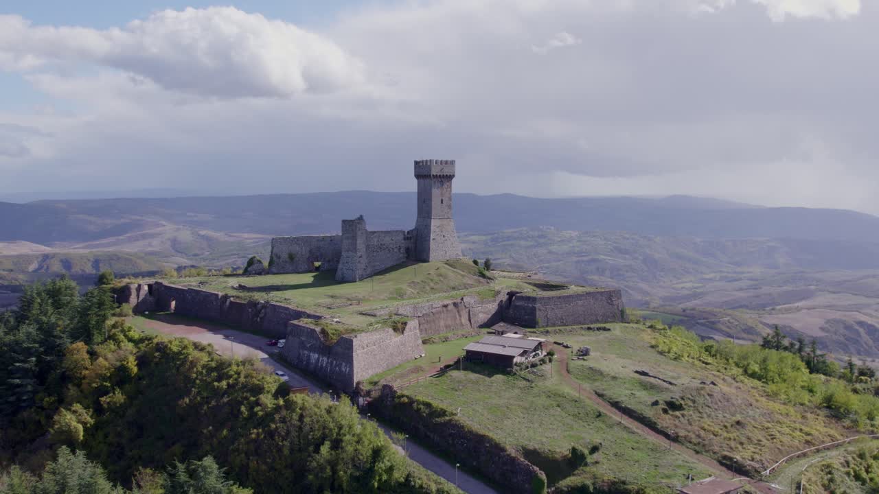 Fortezza di Radicofani arroccata su una collina, Toscana, Italia.