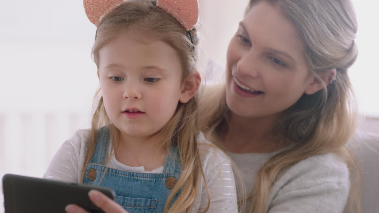 moeder en kind met behulp van smartphone hebben video chat klein meisje met moeder zwaaien delen vakantie weekend met dochter genieten van chatten op mobiele telefoon 4k footage