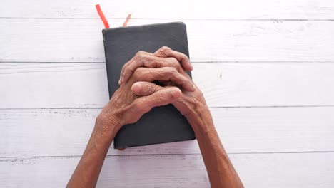 persona con una biblia en las manos y orando