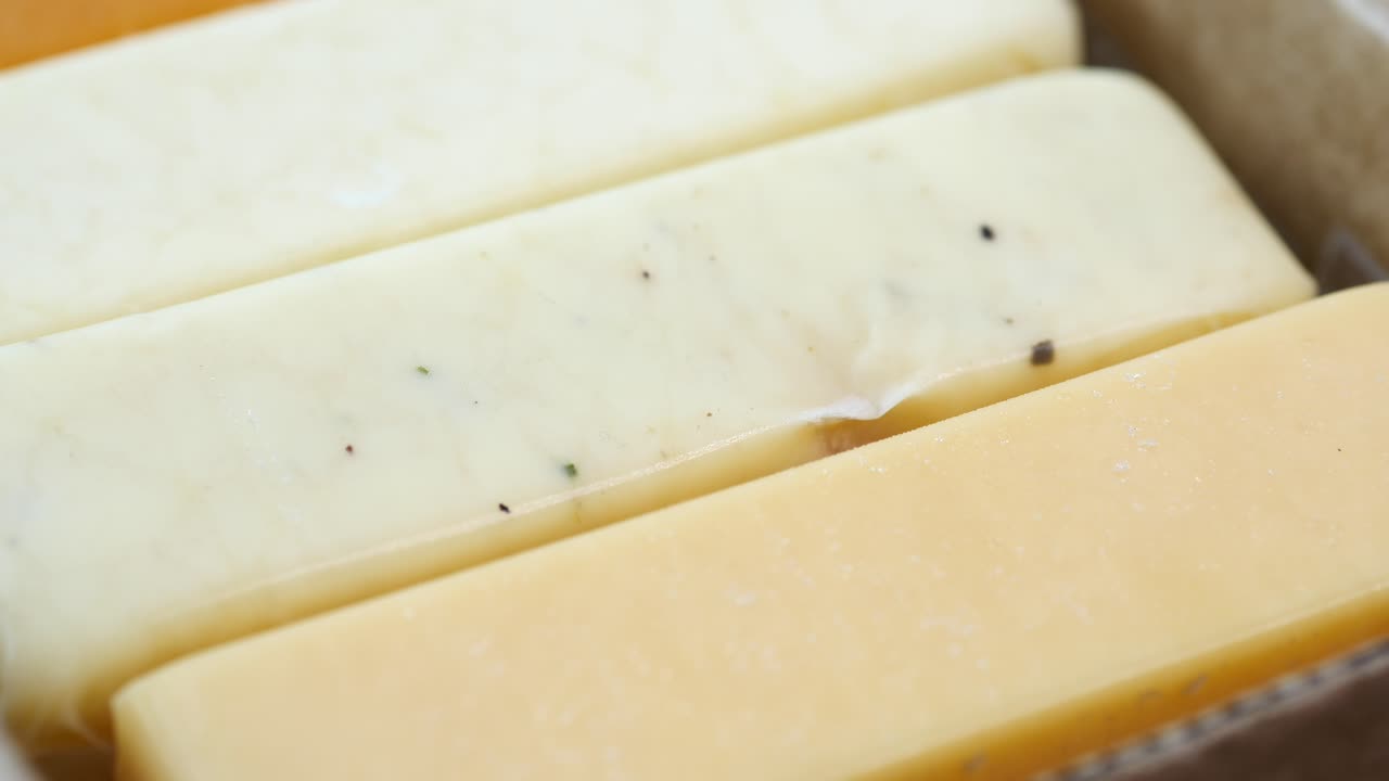 variedad de jabones hechos a mano en una caja