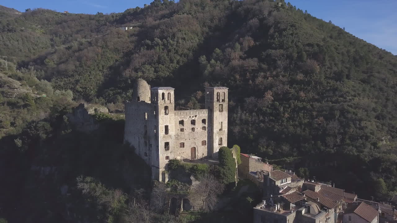 vista aérea del castillo de doria en dolceacqua, imperia, liguria