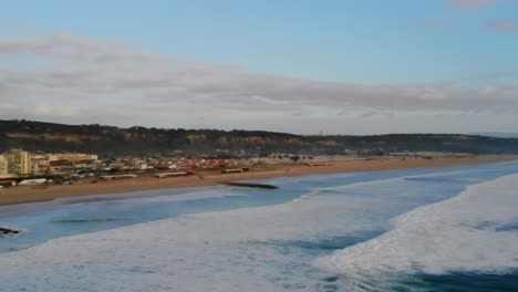 Imágenes-De-Drones-De-Una-Bonita-Playa-Con-Espumosas-Olas-Blancas-Rodando