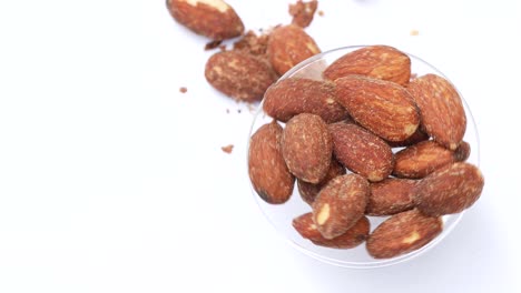 la almendra gira sobre un fondo blanco