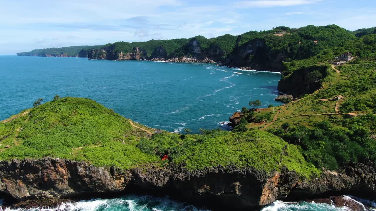 깎아지른 듯한 절벽과 푸른 바다 공중 파노라마, 케시랏, 족자카르타 인도네시아