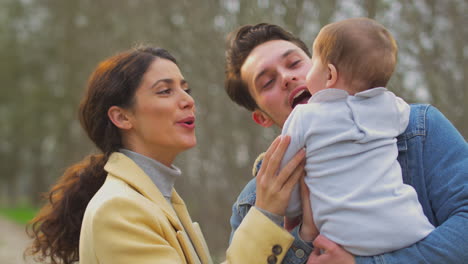 familia transgénero con bebé disfrutando de un paseo por el campo en otoño o invierno