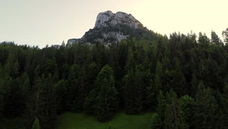 Montaña-Muy-Alta-En-Los-Alpes-Austriacos-Durante-La-Puesta-De-Sol-En-Otoño