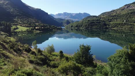 autocaravana en el lago embalse de bubal, cerca de sallent de gallego, valle de tena, huesca, aragón, pirineos españoles, españa