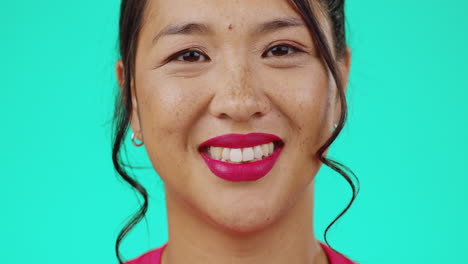 feliz, sonrisa y rostro de mujer asiática en el estudio